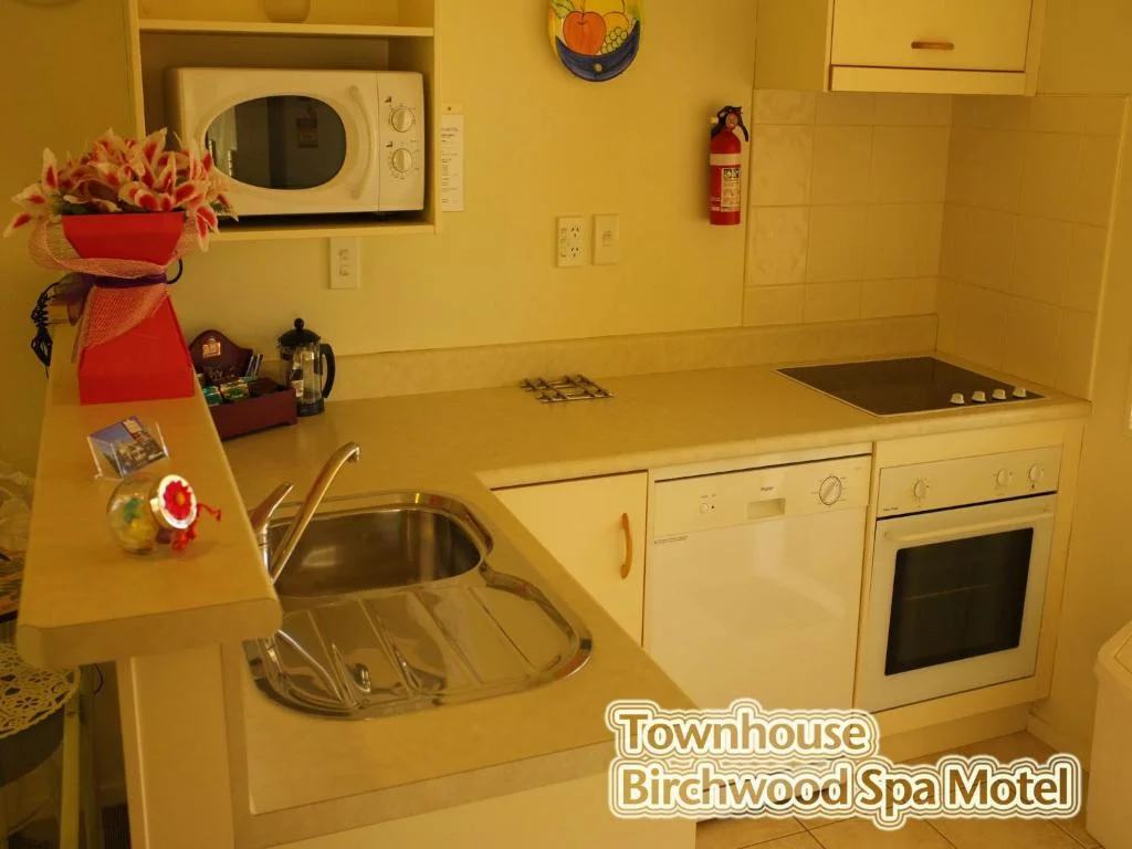 Two-Bedroom Townhouse (5 Adults), Birchwood Spa Motel