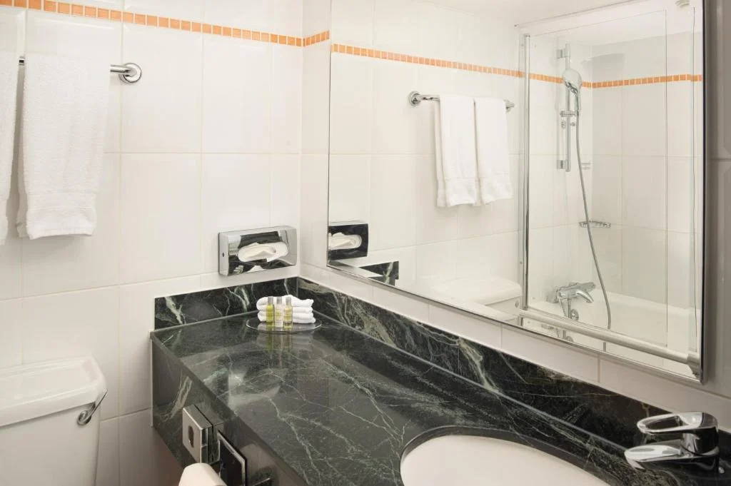 Deluxe Twin Room, Hilton London Kensington Hotel