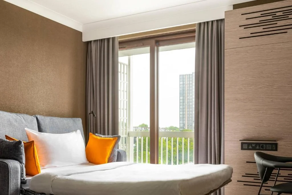 Superior King, Larger Guest room, 1 King, Sofa bed, Balcony, London Marriott Hotel Regents Park