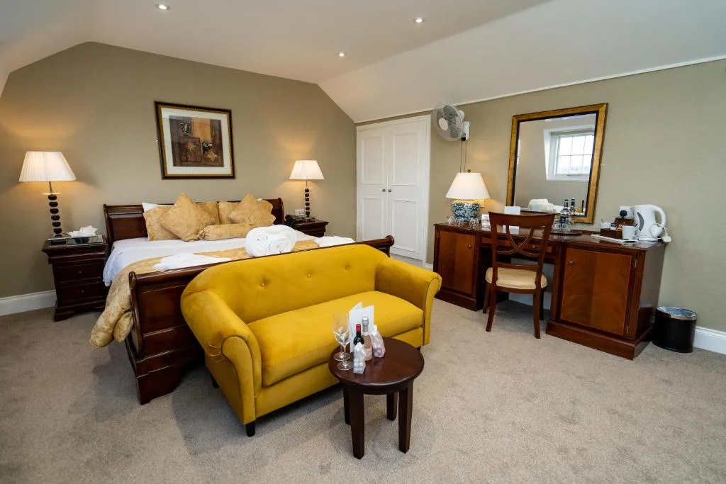 Crown Deluxe Room, The Clarendon Hotel