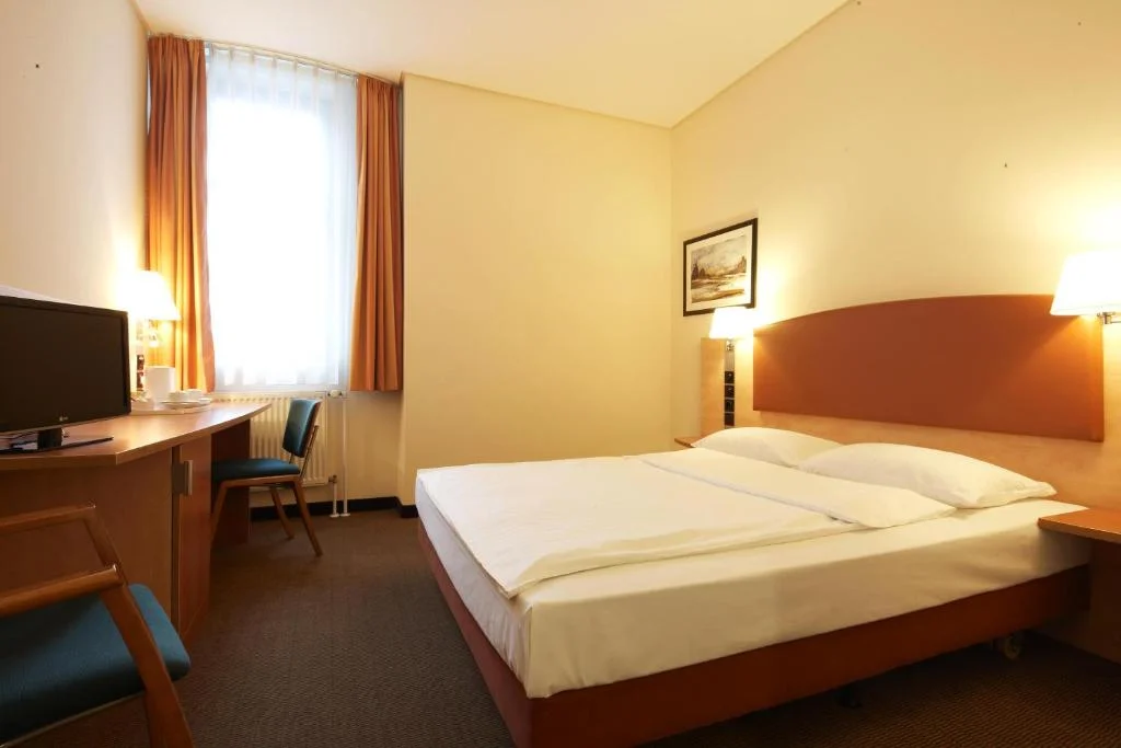 Superior Double Room, IntercityHotel Berlin Ostbahnhof