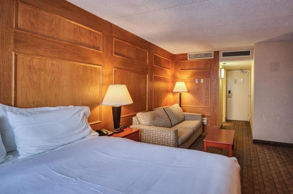 Queen Room with Sofa Bed, Amenida Residences, Calgary