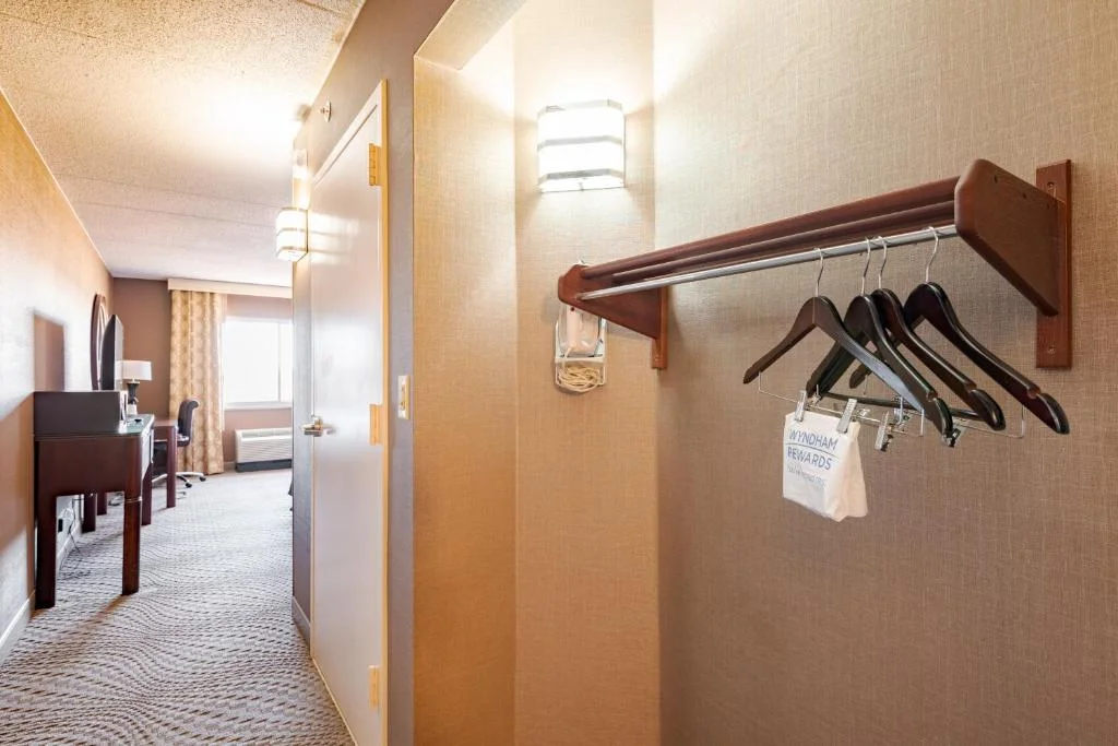 Deluxe King Room - Non-Smoking, Wyndham Omaha Hotel - West Dodge
