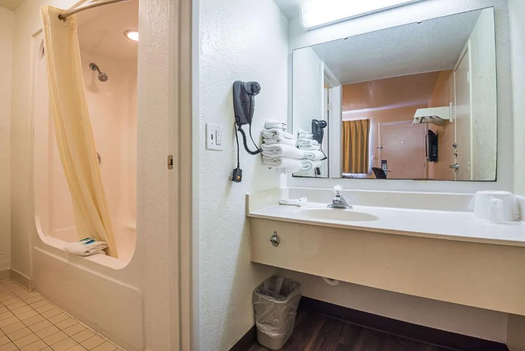 Standard Double Room - Non-Smoking, Rodeway Inn Kissimmee Maingate West - Free Theme Park Shuttle