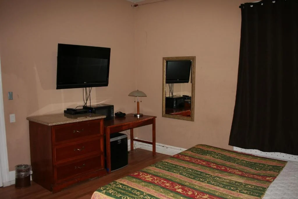 Queen Room with Shared Bathroom, Europa Hotel