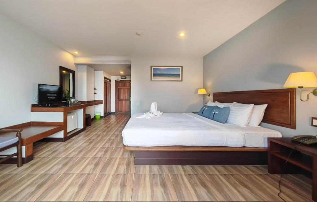 Superior Double or Twin Room with Pool View, Savotel Hotel