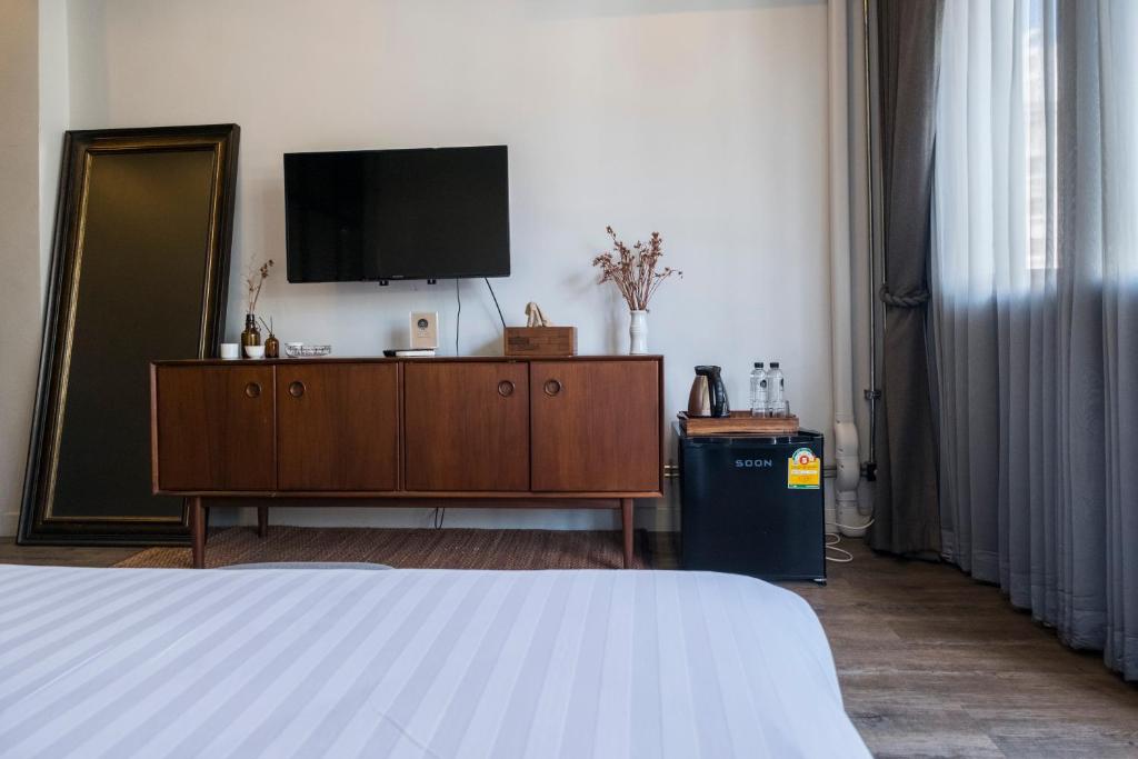 Deluxe Double Room with Bath, Iron32 Hotel