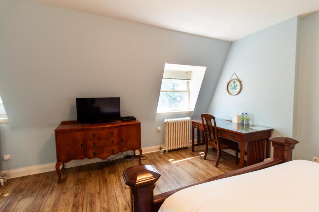 Junior Suite - 1 Queen & 1 Sofa-Bed, Hochelaga Inn