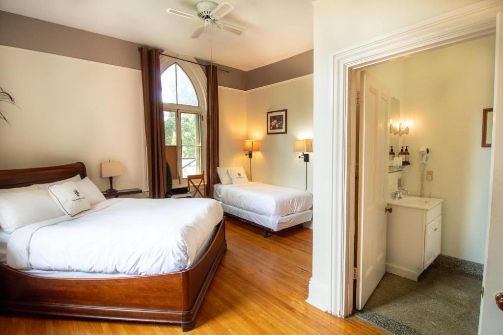 Triple Room - 1 Queen & 1 Single, Hochelaga Inn