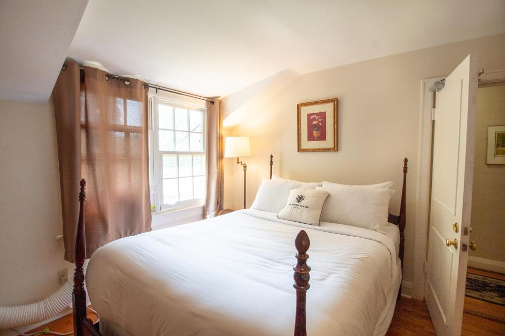 Premium Queen - 1 Queen, Hochelaga Inn
