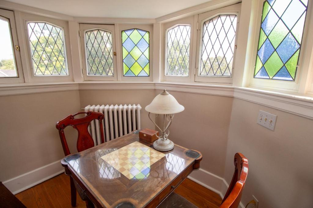 Sydenham Tower Suite - 1 King, Hochelaga Inn