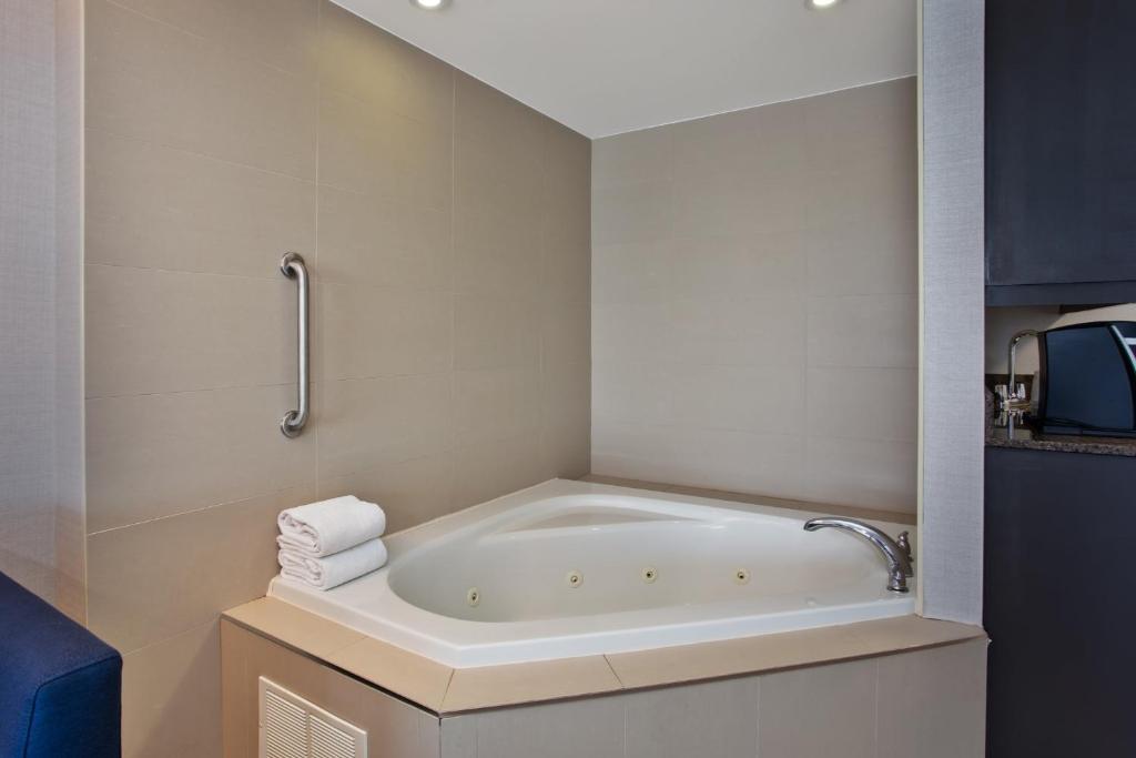 King Studio with Jacuzzi, Holiday Inn Express Kingston Central, an IHG Hotel