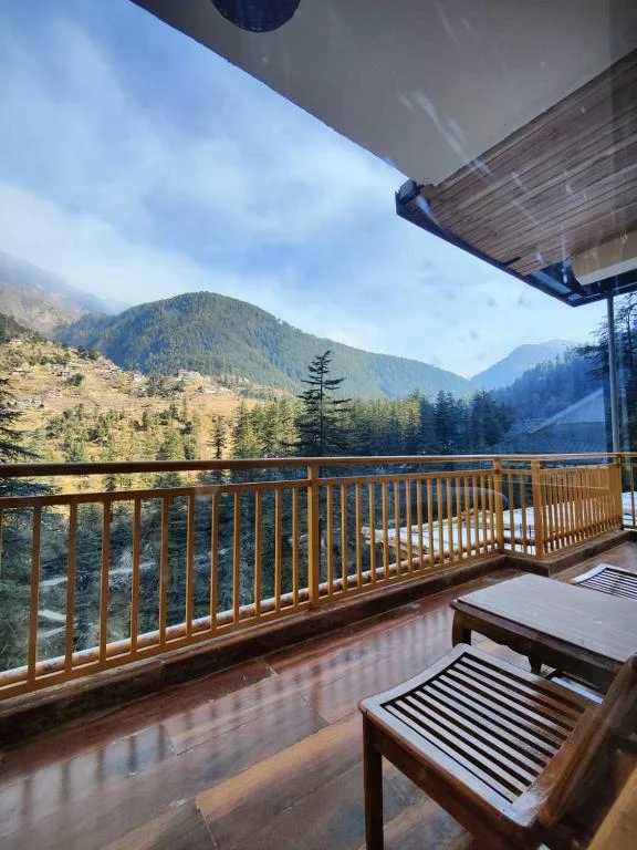 Superior Room with Balcony, The Woodpecker Inn Jibhi