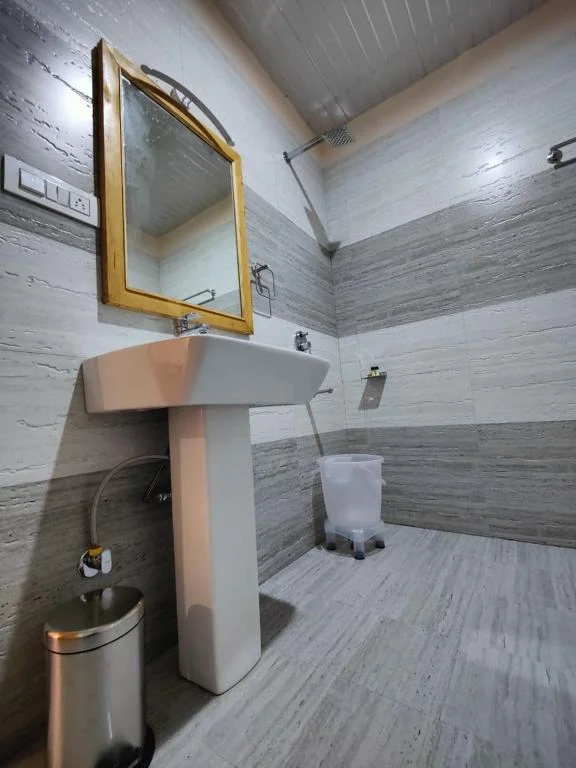 Classic Quadruple Room, The Woodpecker Inn Jibhi