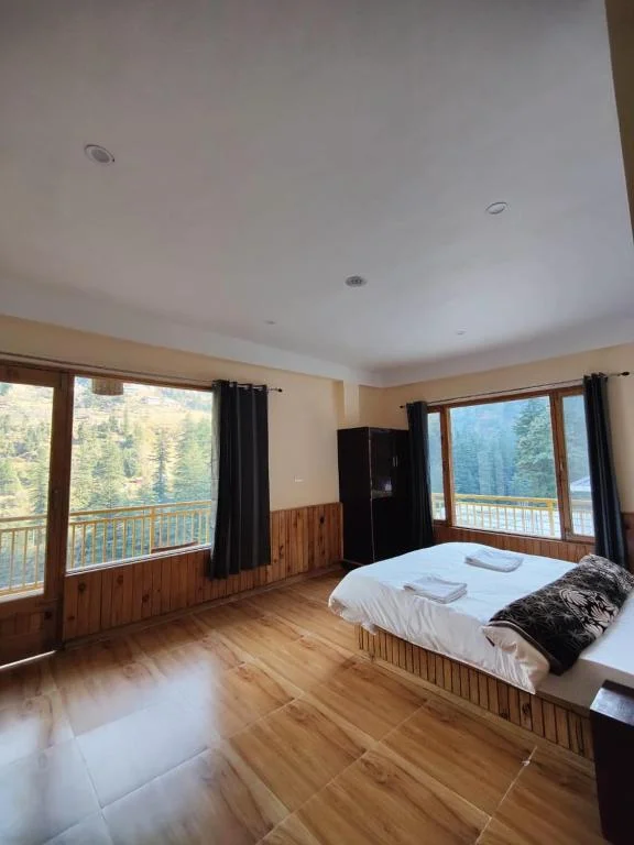 King Room with Balcony, The Woodpecker Inn Jibhi