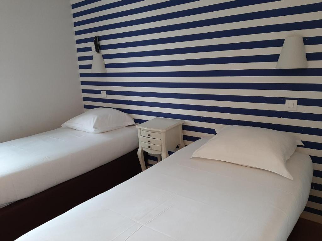 Twin Room, Le Royalty